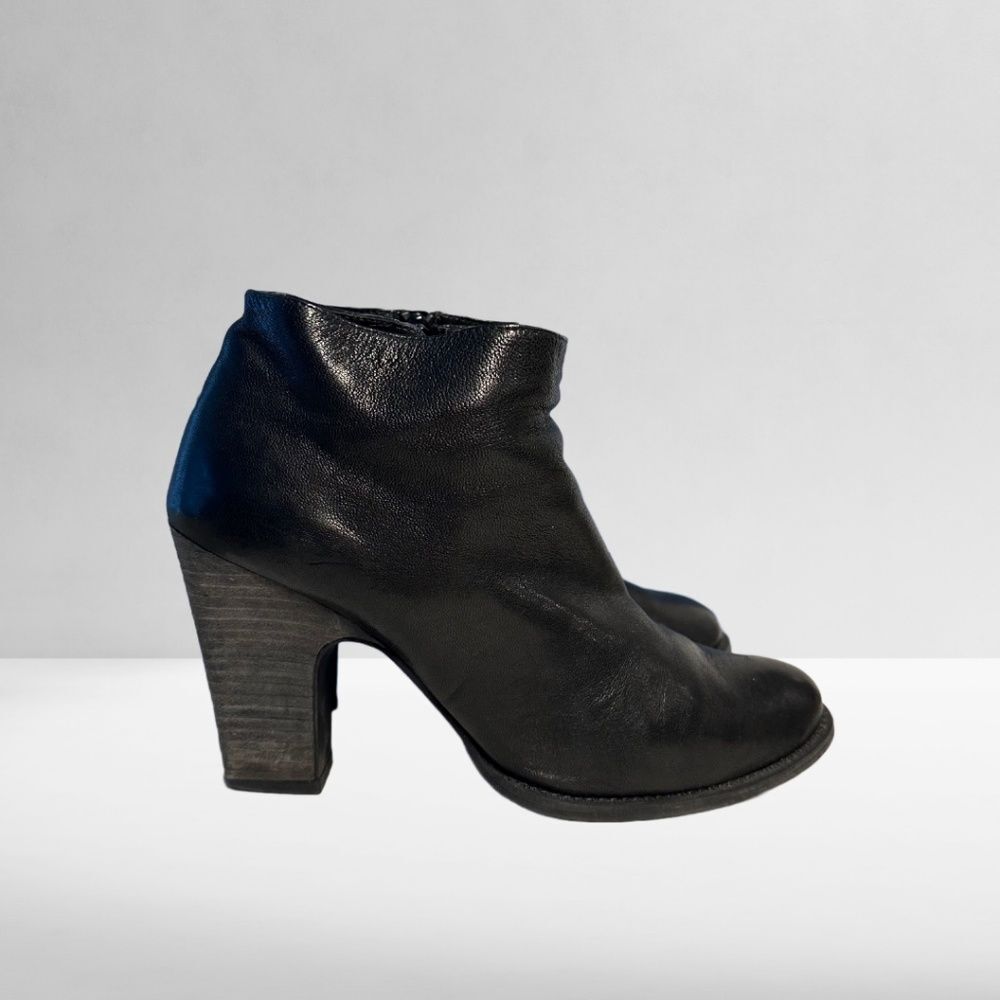 Stuart Weitzman Black Leather Rounded Toe Block Heel Ankle Bootie size 9